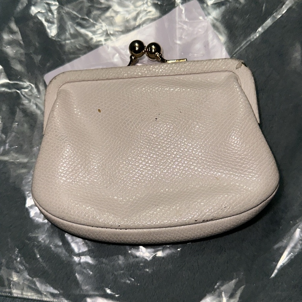 Coach white pebbled leather kisslock coin purse with bow gold hardware damaged - Picture 2 of 6